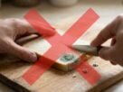 Retirar apenas a parte esverdeada de uma fatia de pão mofado parece suficiente para aproveitar o restante, mas os fungos podem se espalhar por regiões que continuam aparentemente normais: especialistas em segurança alimentar recomendam descartar o pão contaminado, já que sua estrutura porosa facilita a penetração do mofo