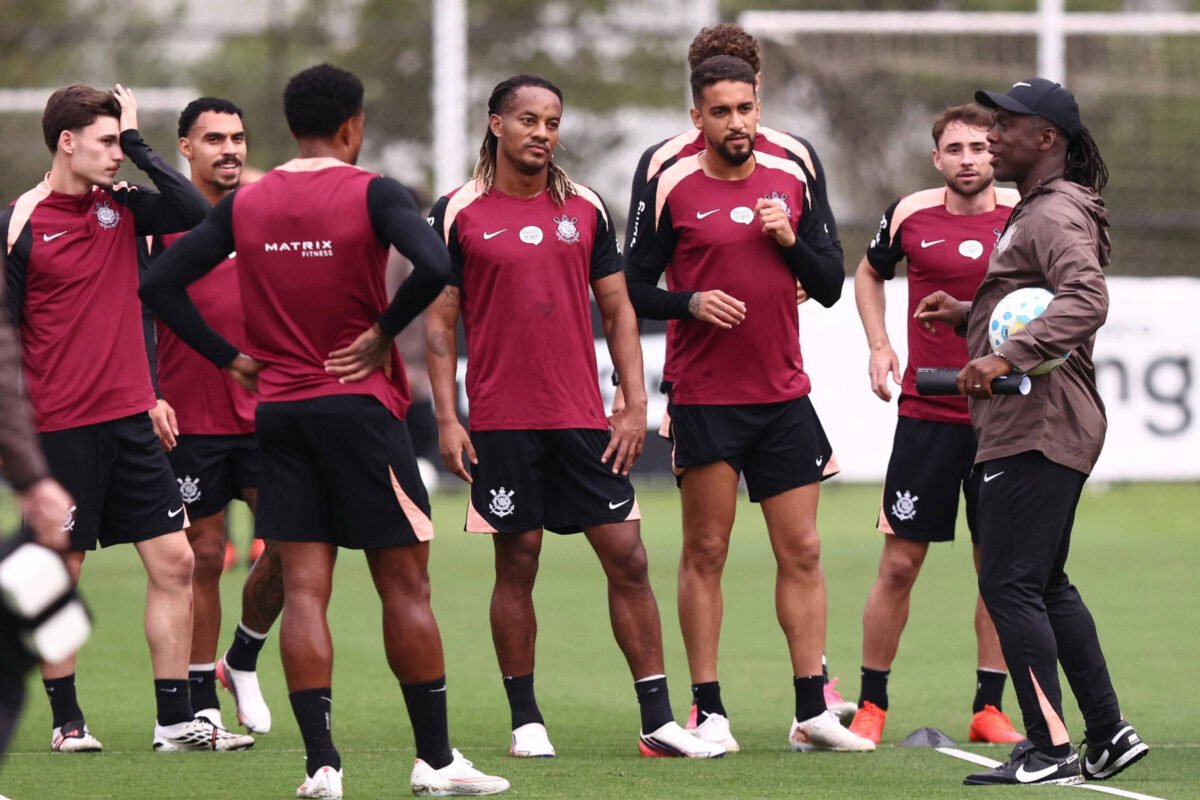 Rodada de 4 dias do Brasileiro tem confronto direto contra a queda e líderes como visitantes em meio à Libertadores