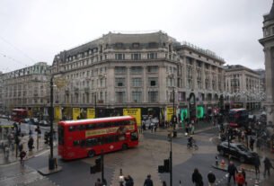 Rua comercial mais famosa de Londres proíbe veículos na tentativa de recuperar prestígio