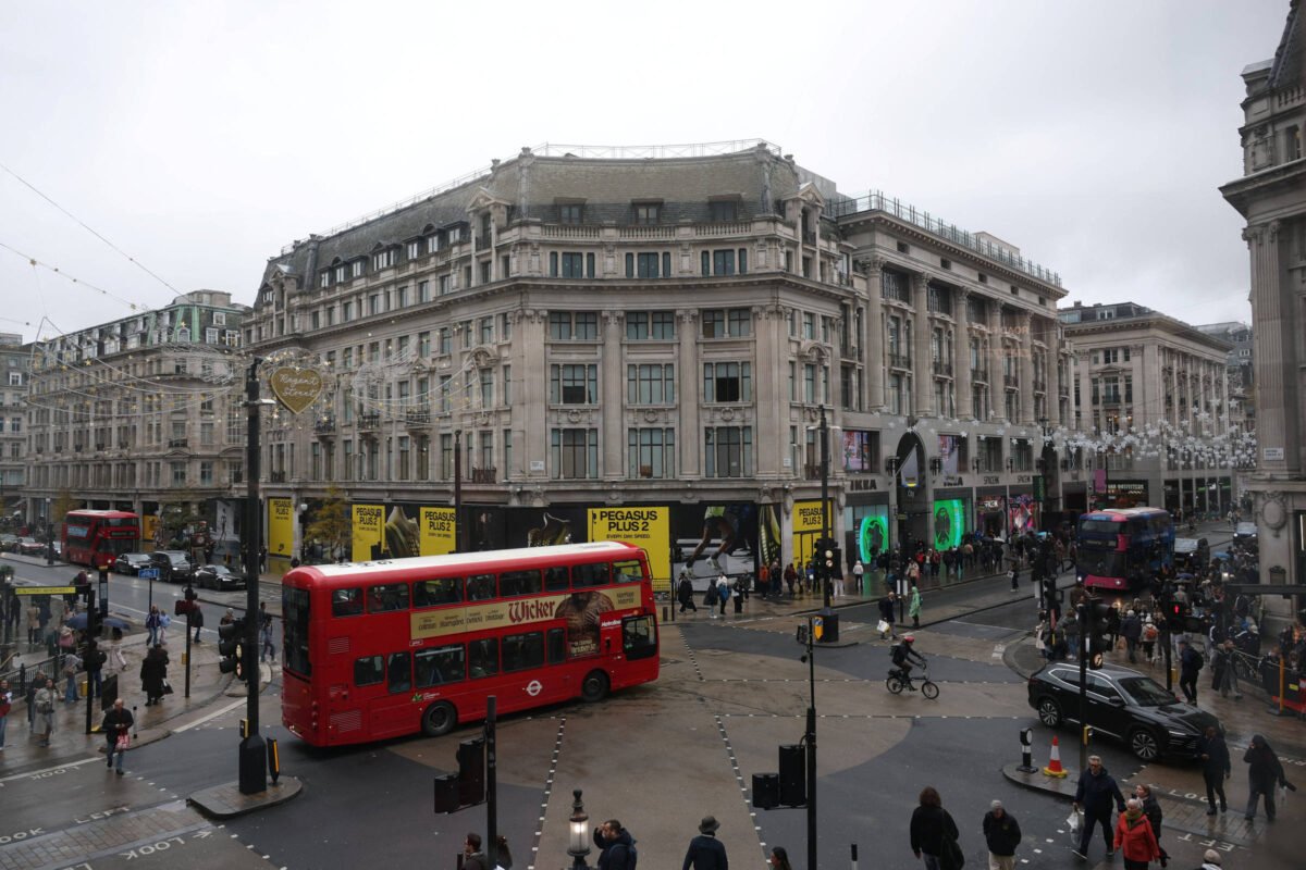 Rua comercial mais famosa de Londres proíbe veículos na tentativa de recuperar prestígio