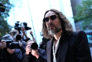 Russell Brand: quais são as acusações contra o ator e comediante britânico?