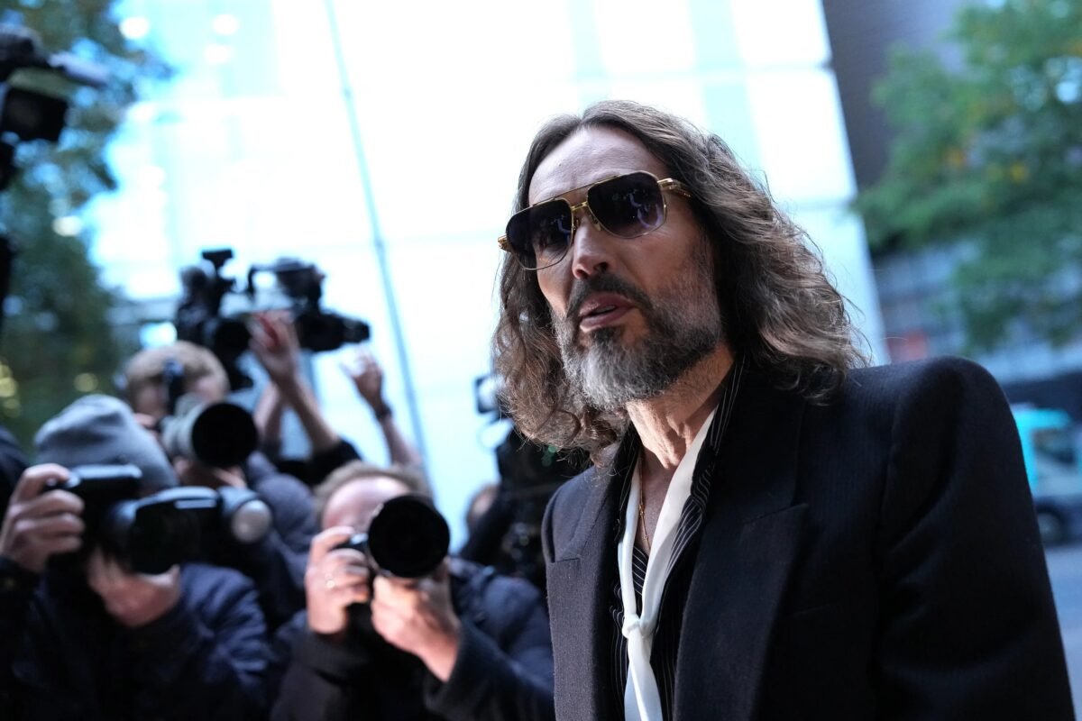 Russell Brand: quais são as acusações contra o ator e comediante britânico?