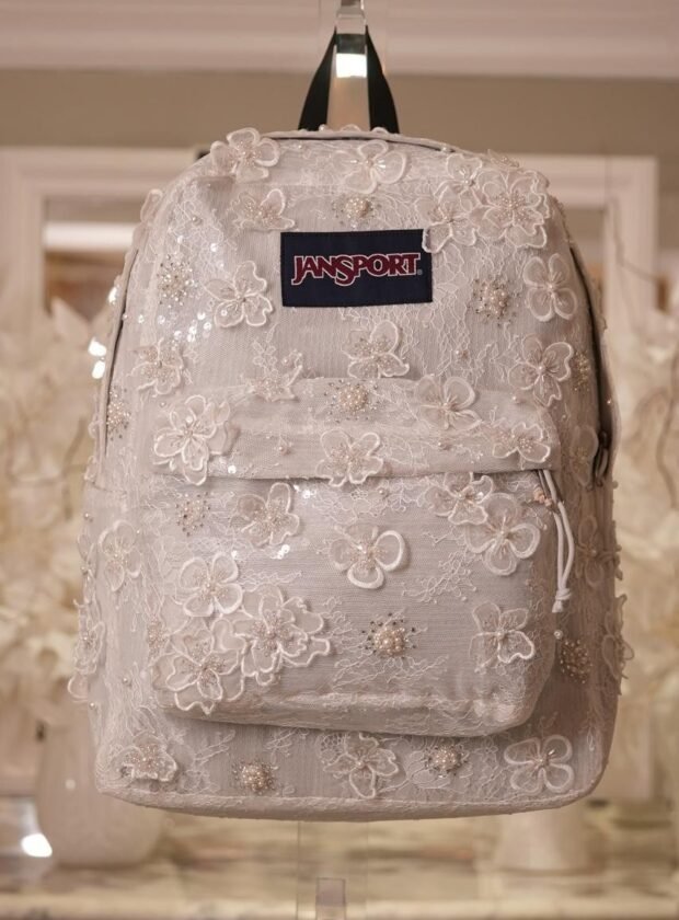 Sandro Barros e Jansport lançam coleção de mochilas bordadas à mão