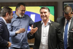 Se eleito, Flávio Bolsonaro levará a milícia ao Planalto