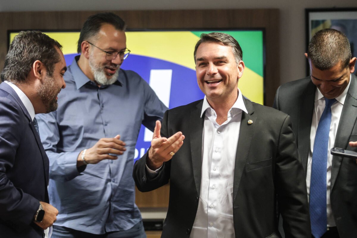 Se eleito, Flávio Bolsonaro levará a milícia ao Planalto