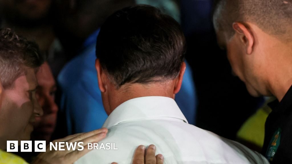 Se Flávio estiver fora do país, pode ser considerado foragido?