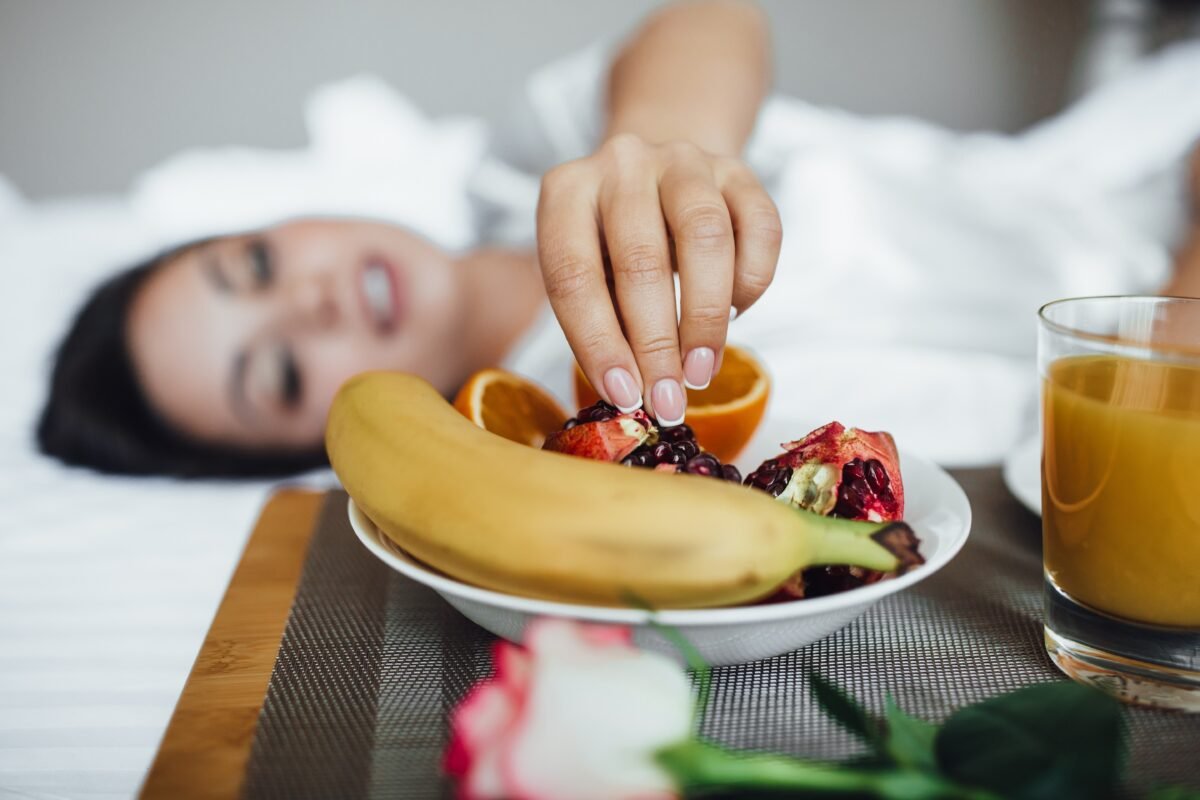 Seis cuidados com a alimentação para quem costuma treinar à noite