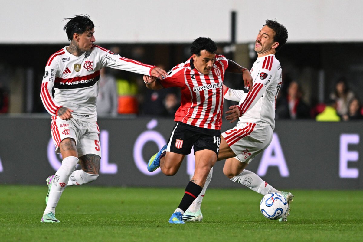 Sem acertar um chute ao gol, Flamengo segura Estudiantes e leva decisão para o Maracanã