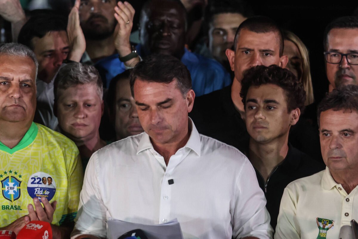 Sem registro em Foz, rota de Flávio Bolsonaro até Argentina motiva teorias e pressiona PF