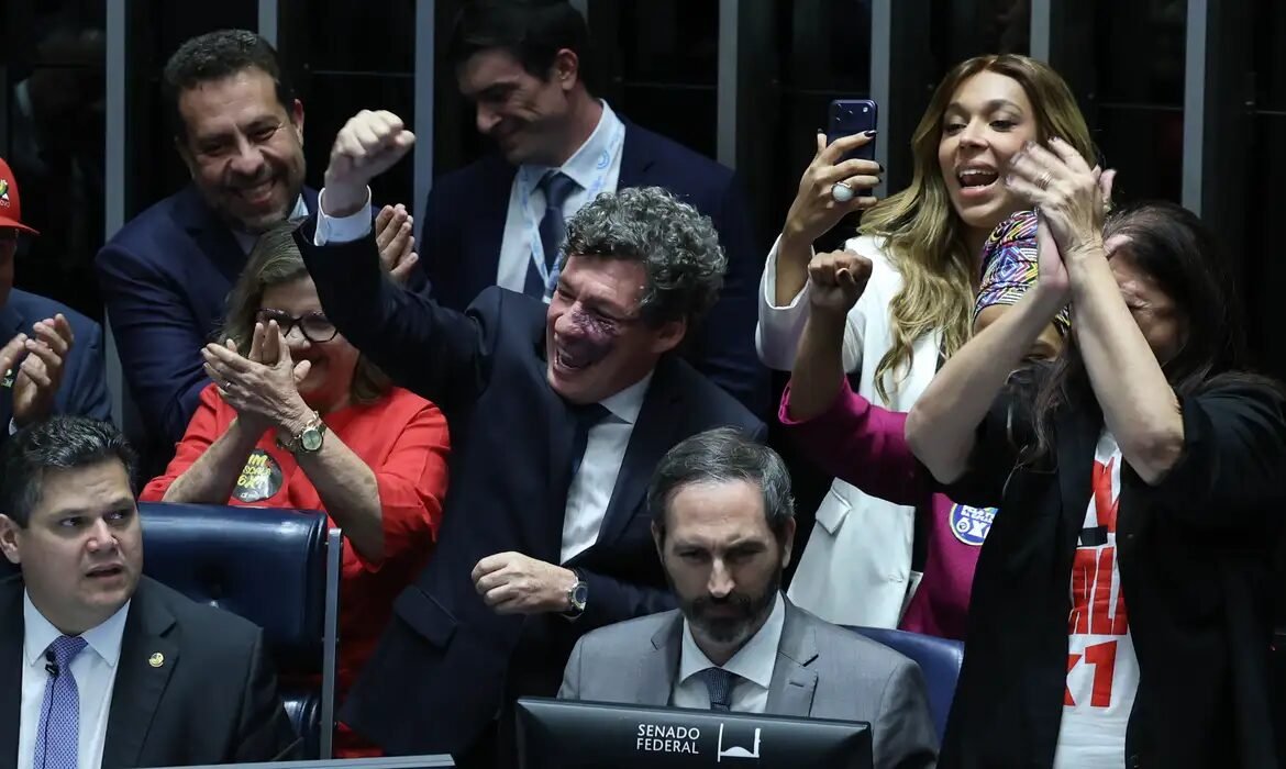 Senado aprova fim da escala 6x1 e redução da jornada de trabalho