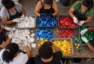 Sete mulheres de Natal aprendem a transformar baldes, bacias e tampinhas descartadas em móveis e criam cooperativa para conquistar renda própria