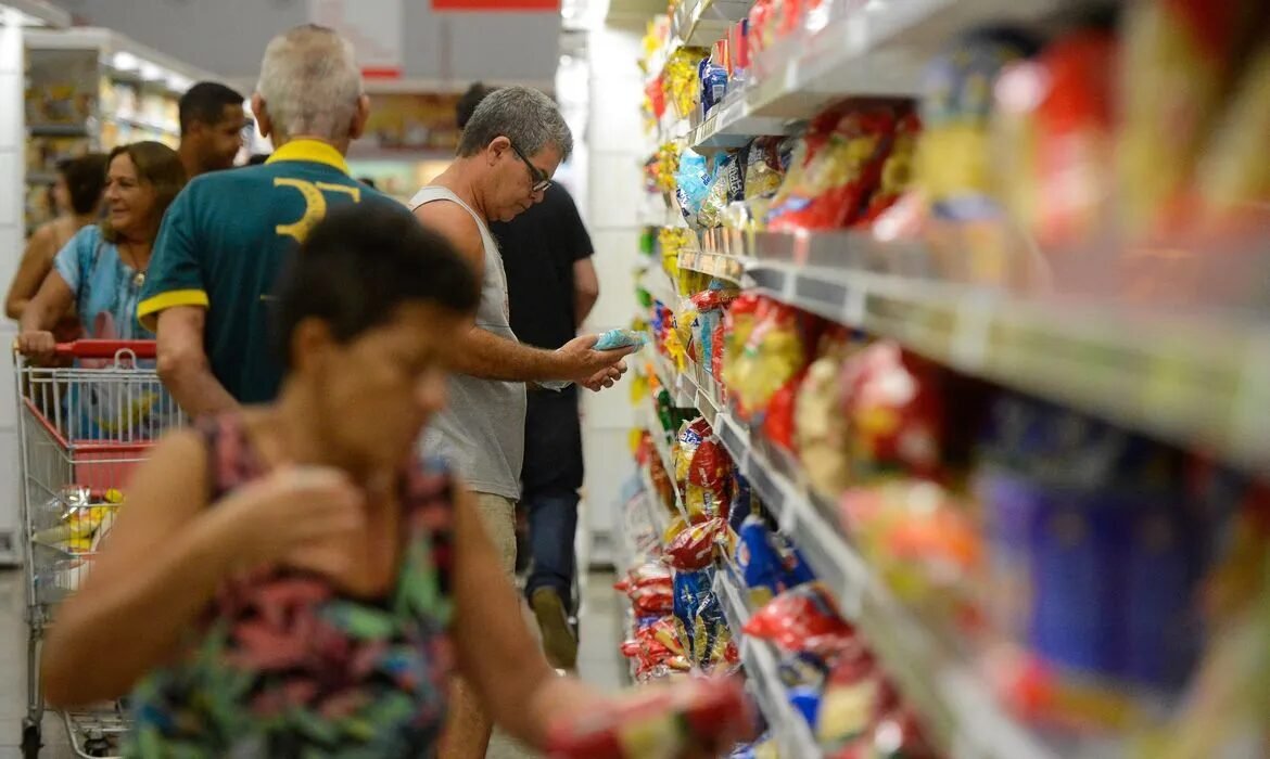 Supermercado é o que mais pesa no bolso dos brasileiros, aponta pesquisa