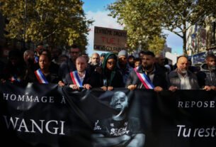 Suspeito de ataque terrorista racista deixa a prisão sob protestos nas ruas de Paris