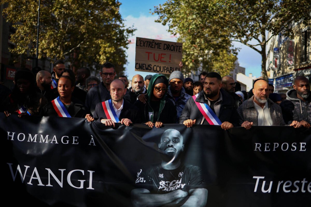 Suspeito de ataque terrorista racista deixa a prisão sob protestos nas ruas de Paris