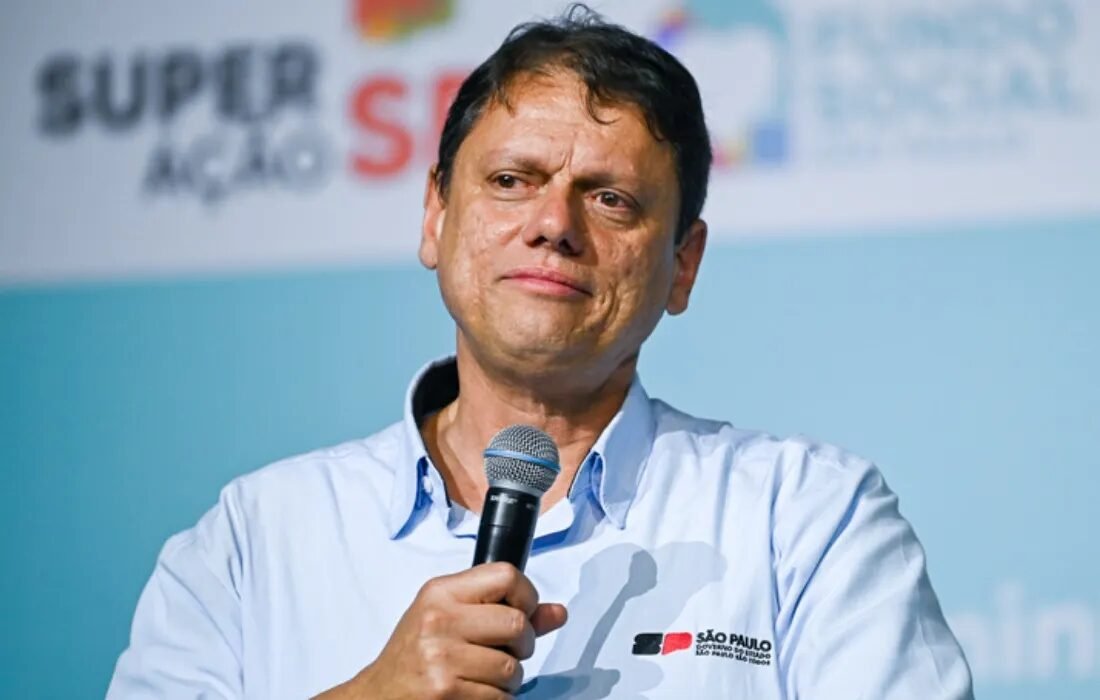 Tarcísio diz entender “indignação” de Flávio, mas pede respeito às urnas