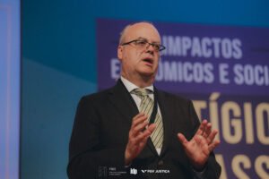 Temos direito de pedir que líderes busquem normalidade e não caos, diz Vitalino Canas
