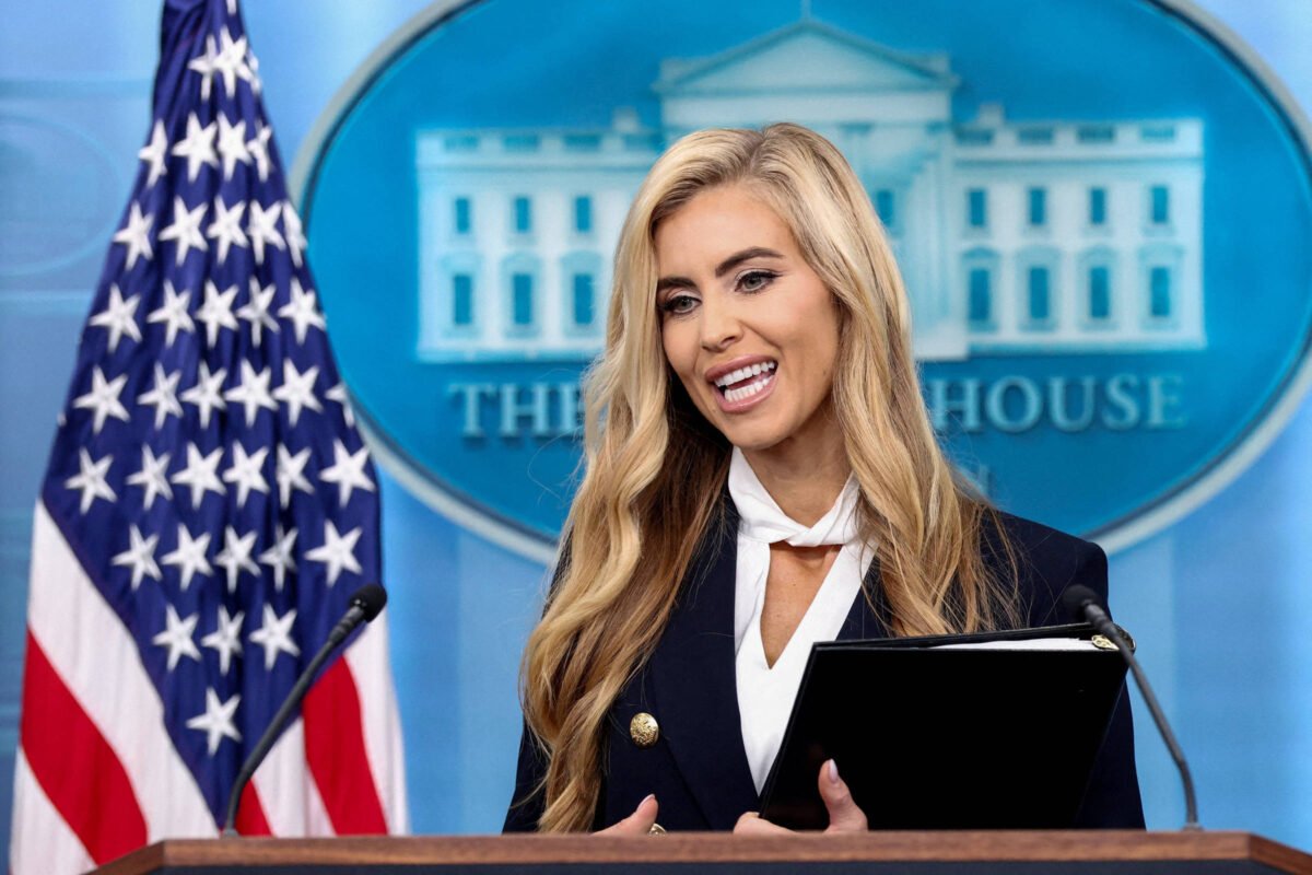 Trump demite secretária de Imprensa 5 dias após posse