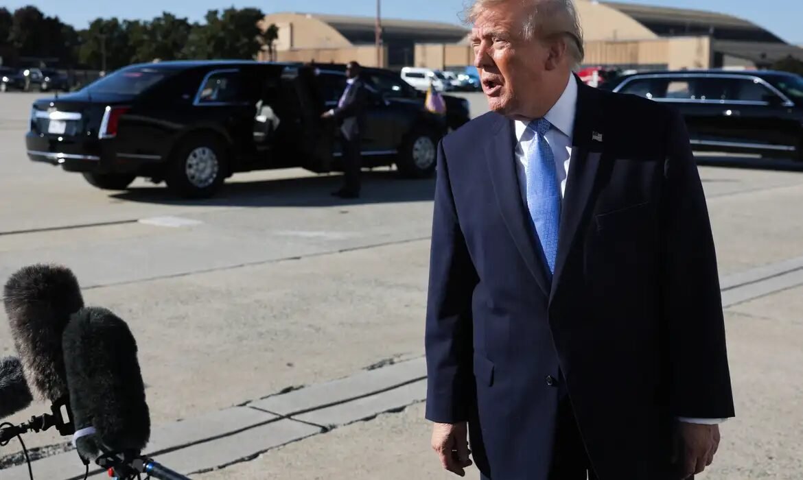 Trump diz que não vai se "envolver", após carta de Flávio Bolsonaro