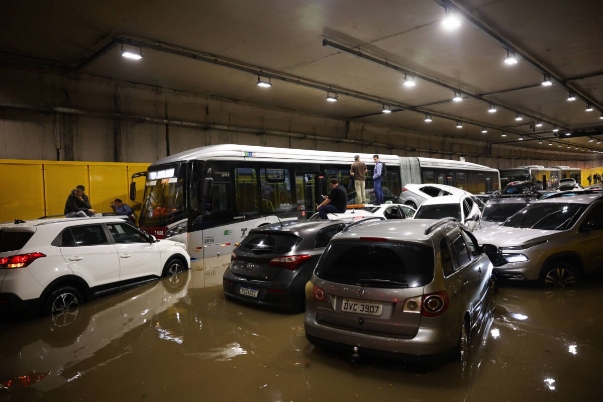 Túnel do Anhangabaú tem histórico de enchentes e depende de bombas para tirar água de rio enterrado