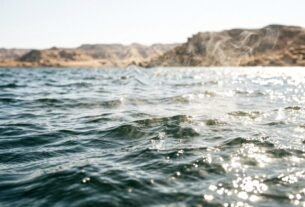 Um lago gigantesco no deserto do Egito perde 12 bilhões de metros cúbicos de água por ano: a evaporação supera o volume transportado pelo Rio Sena em Paris e ultrapassa a previsão de um tratado de 1959
