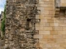 Uma muralha antiga pode esconder fases diferentes de construção, e as pedras ajudam a reconstruir as mudanças da cidade