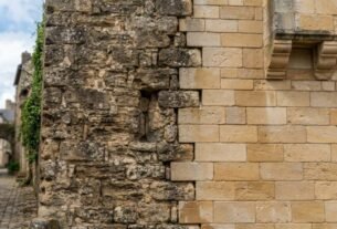 Uma muralha antiga pode esconder fases diferentes de construção, e as pedras ajudam a reconstruir as mudanças da cidade