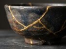 Uma peça quebrada pode ganhar marcas douradas no Japão: conheça o kintsugi, técnica de reparo que deixa as rachaduras visíveis na cerâmica