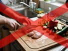 Usar a mesma tábua para cortar frango cru e preparar a salada parece uma maneira prática de economizar utensílios, mas bactérias presentes na carne podem contaminar alimentos consumidos sem cozimento: autoridades americanas recomendam separar os utensílios ou higienizá-los cuidadosamente entre os usos.