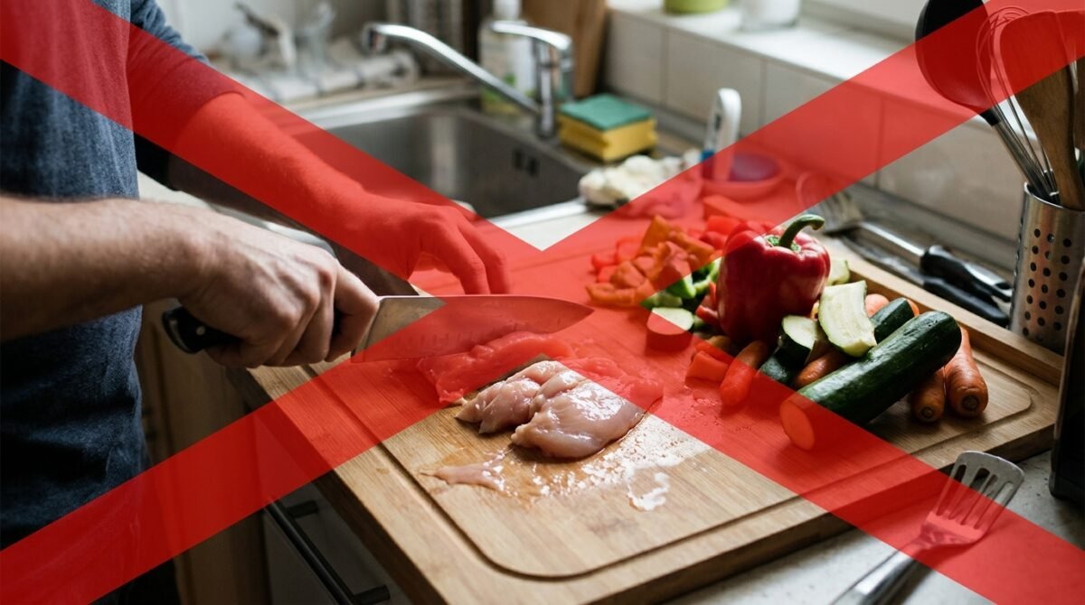 Usar a mesma tábua para cortar frango cru e preparar a salada parece uma maneira prática de economizar utensílios, mas bactérias presentes na carne podem contaminar alimentos consumidos sem cozimento: autoridades americanas recomendam separar os utensílios ou higienizá-los cuidadosamente entre os usos.