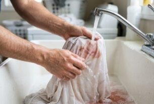 Usar água quente para tirar sangue da roupa parece uma limpeza mais potente, mas pode fixar a mancha: por que começar com água fria faz diferença antes da lavagem