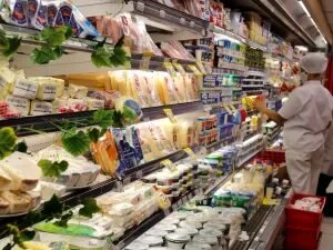 Vendas do varejo alimentar crescem em outubro; fim das bets ajudou, diz setor