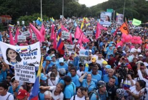 Venezuelanos se manifestam em todo o país para exigir eleições, no maior protesto contra o governo dos últimos anos