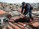 VÍDEO: Adolescente foge pelos telhados, cai durante perseguição da PM e é apreendido com drogas em Contagem