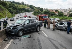 VÍDEO: Suspeita de racha entre Porsche e Hilux no Olhos D’água termina em acidente na BR-356 em BH