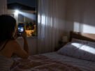 Vizinho instala refletor forte para proteger o quintal, moradora ao lado passa a dormir com a janela completamente fechada porque a luz ilumina seu quarto durante toda a madrugada