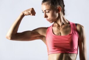 Você está posicionando os seus cotovelos corretamente no exercício rosca bíceps polia baixa?