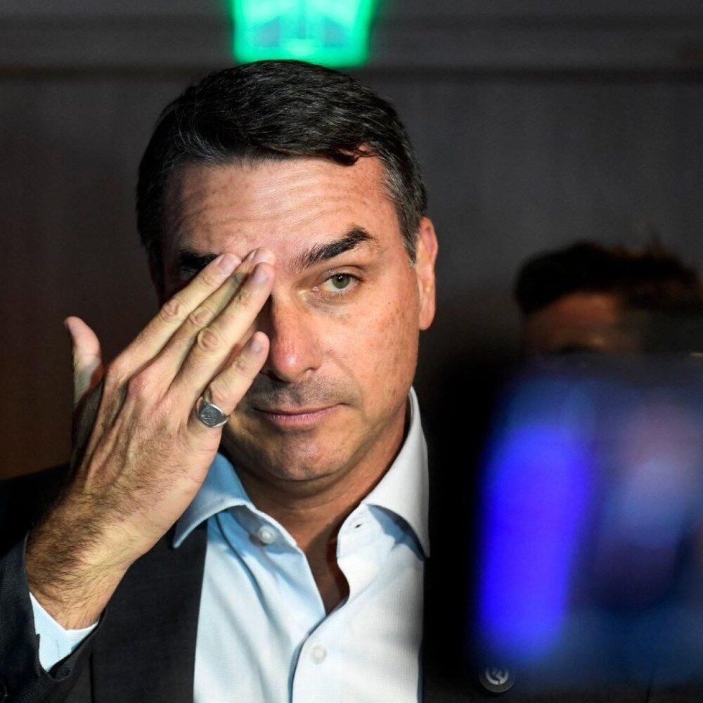 Voo de Flávio Bolsonaro parte do Equador rumo a Miami, nos EUA
