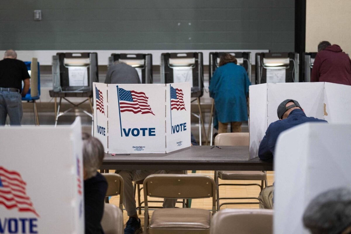 Votos antecipados batem recorde nos EUA, com mais de 49 milhões depositados a três dias das eleições