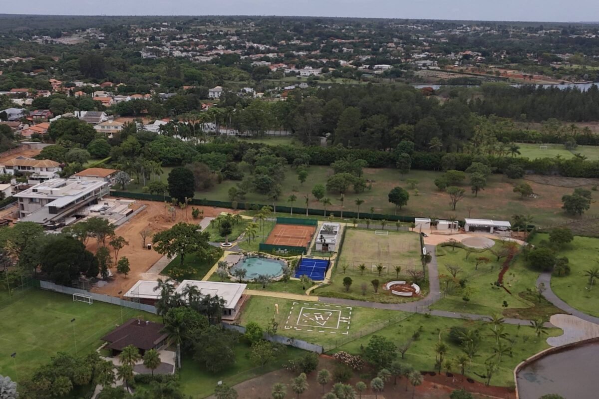 Willer Tomaz, amigo de Flávio Bolsonaro, tem 15 imóveis que somam R$ 62 mi e constrói casa com heliponto