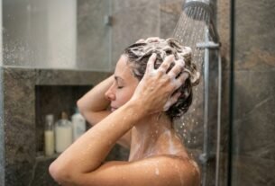 Xampu seco disfarça a oleosidade, mas não substitui a lavagem: dermatologistas explicam os limites desse recurso na rotina do cabelo
